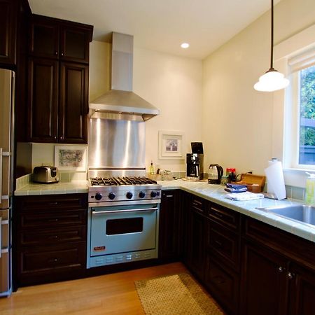 Phinney Ridge Flat With Backyard Oasis Сиэтл Экстерьер фото